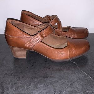 Collection by Clark’s Womens Faux Leather Mary Jane Pumps with Velcro sz 7.5